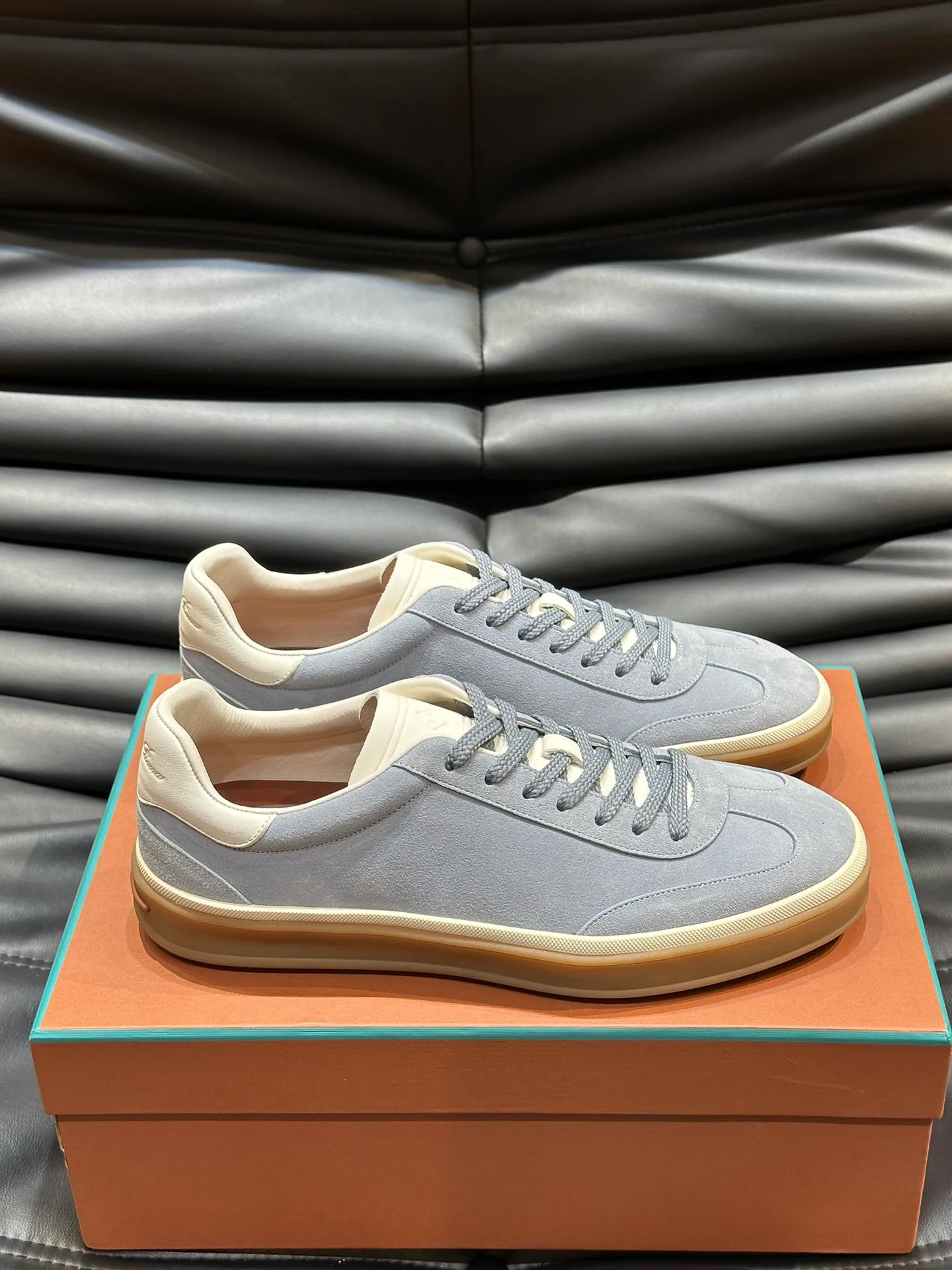 p420 Men's Shoes New 🆕Lp Old Money Style Men's Low-top Casual Tennis Shoes Loro Piana's high-end series has launched sports shoe styles made of soft cowhide. The breathable properties and flexible texture of natural materials make the sneakers both functional and comfortable. The high-quality metal-free tanning and tumble process highlights the natural texture of the leather, while the camel-colored sole and white rubber trim create a double-layer sole effect, making it an everyday shoe that can easily create a lazy and casual style! Size: 39-44 (45, 46 customized